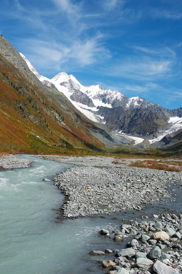 Hermoso paisaje montañoso imagen de archivo libre de regalías