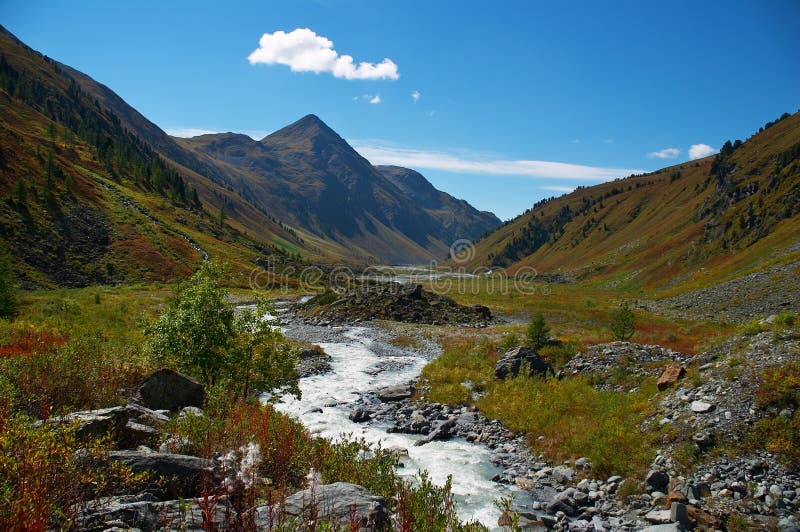 Hermoso paisaje montañoso foto de archivo