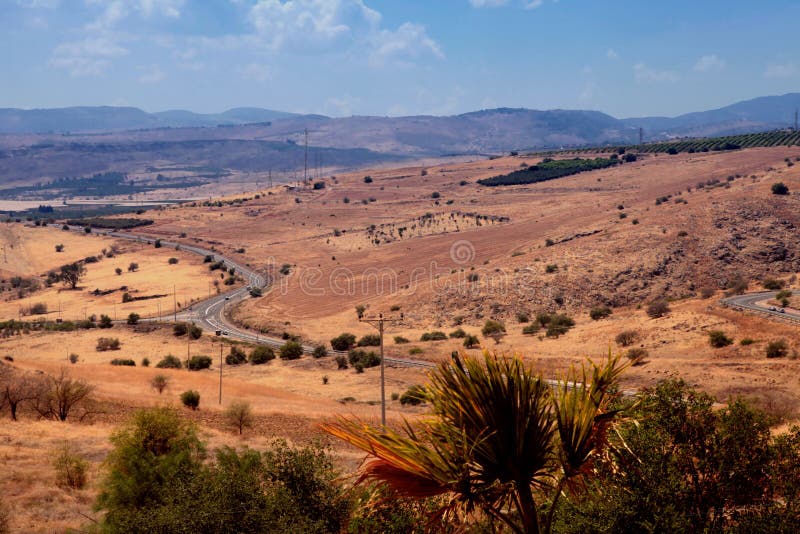 Paisaje Hermoso Con La Terraza De La Barandilla En El Pueblo Viejo