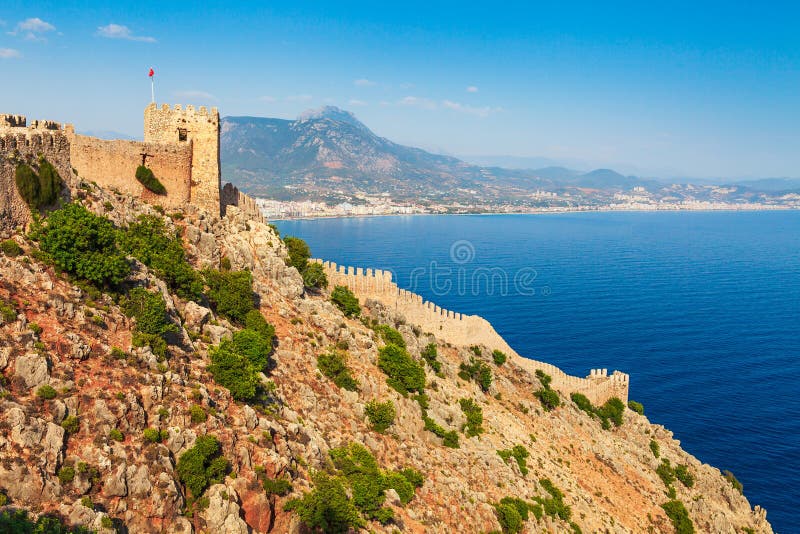 Paisaje hermoso del mar del castillo de Alanya en el distrito de Antalya, Turqu?a, Asia Destino tur?stico famoso con las altas mo fotografía de archivo Paisaje hermoso del mar del castillo de Alanya en el distrito de Antalya, Turqu?a, Asia Destino tur?stico famoso con las altas mo fotografía de archivo