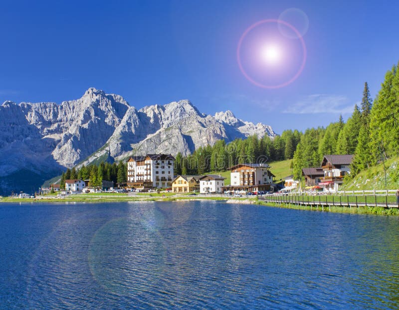 Paisaje hermoso del verano en el lago Misurina en las montañas de Italia fotos de archivo libres de regalías Paisaje hermoso del verano en el lago Misurina en las montañas de Italia fotos de archivo libres de regalías