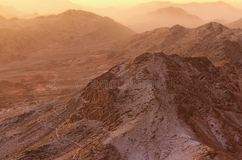 Paisaje hermoso en las montañas en la salida del sol Visión que sorprende desde el soporte Horeb, Gabal Musa, Moses Mount del mon fotografía de archivo Paisaje hermoso en las montañas en la salida del sol Visión que sorprende desde el soporte Horeb, Gabal Musa, Moses Mount del mon fotografía de archivo