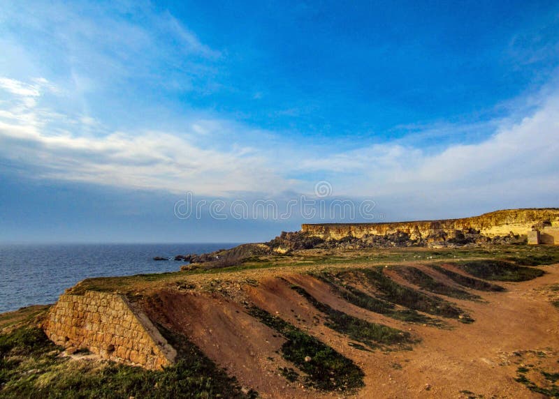 Paisaje hermoso muy del lugar con los acantilados cerca de la bahía de oro, Mellieha, al oeste de Malta, Europa fotografía de archivo libre de regalías Paisaje hermoso muy del lugar con los acantilados cerca de la bahía de oro, Mellieha, al oeste de Malta, Europa fotografía de archivo libre de regalías