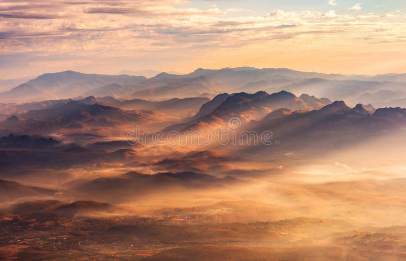 Paisaje hermoso valle de la montaña y de la niebla, capa de la montaña adentro