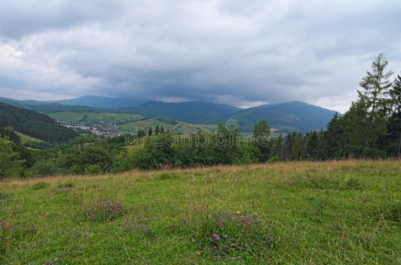 Paisaje imponente de la montaña de Ukrainan cárpato Visión desde arriba del paso de Volovets Día de verano nublado imágenes de archivo libres de regalías Paisaje imponente de la montaña de Ukrainan cárpato Visión desde arriba del paso de Volovets Día de verano nublado imágenes de archivo libres de regalías