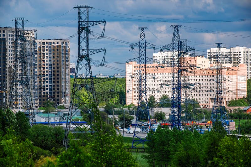 Paisaje industrial El metal apoya de la línea eléctrica de alto voltaje en frente, contra el fondo, en una neblina escarchada, fotografía de archivo libre de regalías Paisaje industrial El metal apoya de la línea eléctrica de alto voltaje en frente, contra el fondo, en una neblina escarchada, fotografía de archivo libre de regalías