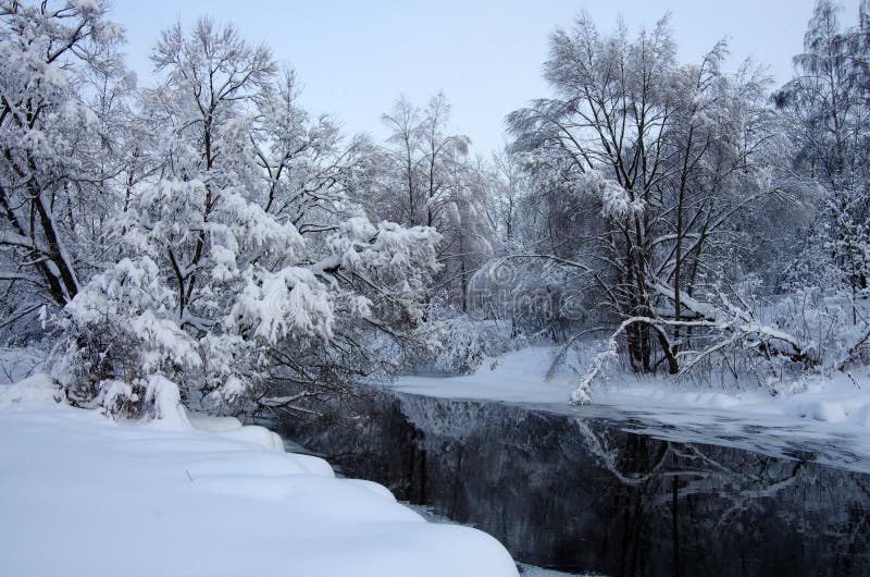 Paisaje invernal con río yauza en moscú