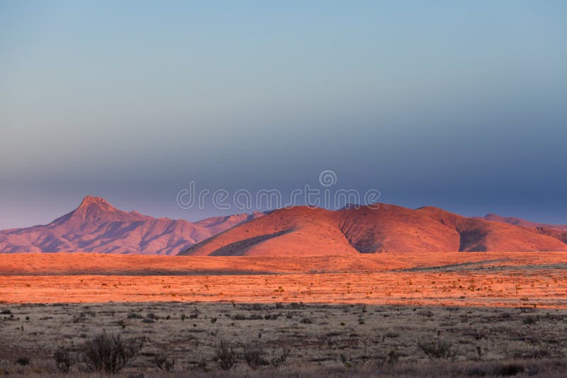 Paisaje ligero New México los E.E.U.U. del desierto de la puesta del sol alto imagen de archivo Paisaje ligero New México los E.E.U.U. del desierto de la puesta del sol alto imagen de archivo