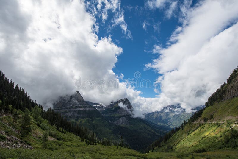 Paisaje a lo largo de ir al camino de Sun en Parque Nacional Glacier en Montana los E.E.U.U. Espacio negativo en el cielo fotos de archivo libres de regalías Paisaje a lo largo de ir al camino de Sun en Parque Nacional Glacier en Montana los E.E.U.U. Espacio negativo en el cielo fotos de archivo libres de regalías