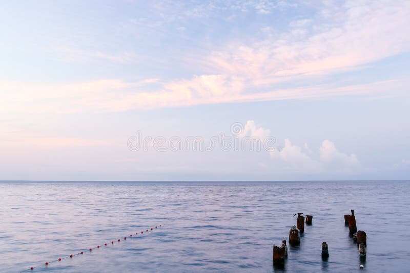 Paisaje marino con las nubes blanco-rosadas hermosas en el amanecer imágenes de archivo libres de regalías Paisaje marino con las nubes blanco-rosadas hermosas en el amanecer imágenes de archivo libres de regalías