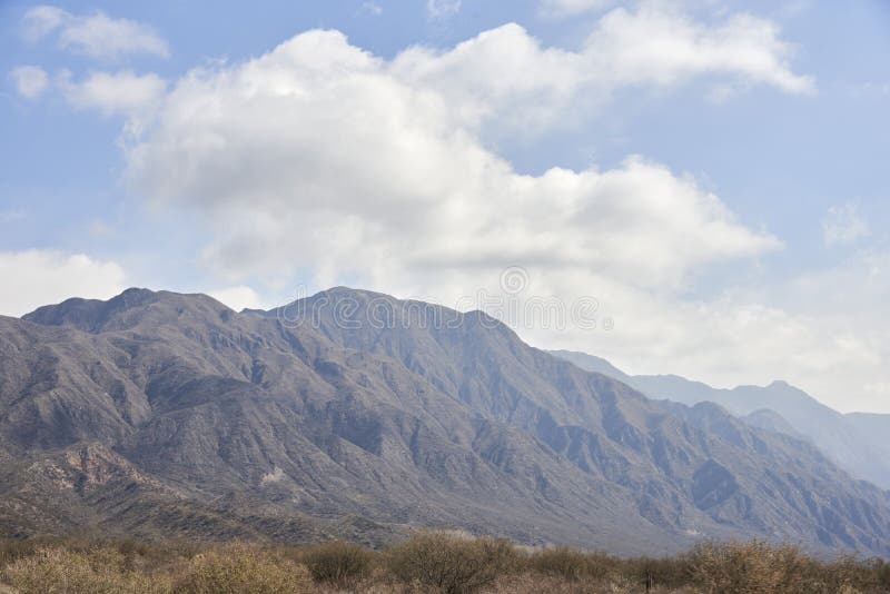 Paisaje montañoso andino en mendoza argentina foto de archivo