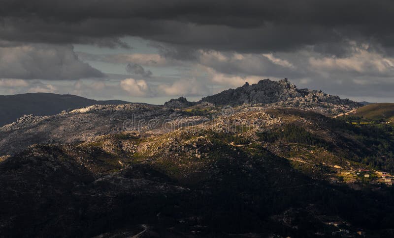 Paisaje montañoso sobre el pueblo de Botica al atardecer imagen de archivo libre de regalías Paisaje montañoso sobre el pueblo de Botica al atardecer imagen de archivo libre de regalías