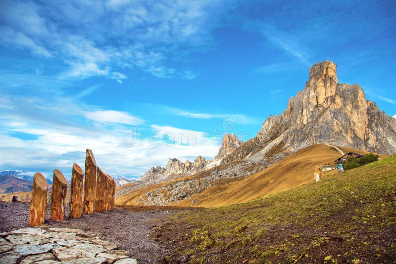 Paisaje mágico del otoño con la montaña en Passo Giau cerca de S Lucas fotografía de archivo Paisaje mágico del otoño con la montaña en Passo Giau cerca de S Lucas fotografía de archivo
