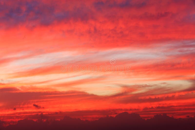 Paisaje mágico del resplandor de tarde del cielo nocturno imagenes de archivo Paisaje mágico del resplandor de tarde del cielo nocturno imagenes de archivo