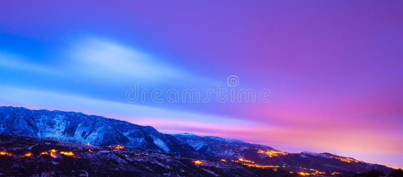 Hermosa montaña paisaje panorámico foto de archivo