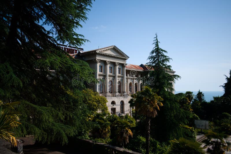 Paisaje que pasa por alto el mar y un edificio abandonado hermoso fotografía de archivo libre de regalías Paisaje que pasa por alto el mar y un edificio abandonado hermoso fotografía de archivo libre de regalías