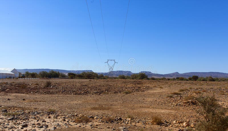 Paisaje rocoso marroquí del desierto con las plantas y la cordillera imagenes de archivo Paisaje rocoso marroquí del desierto con las plantas y la cordillera imagenes de archivo