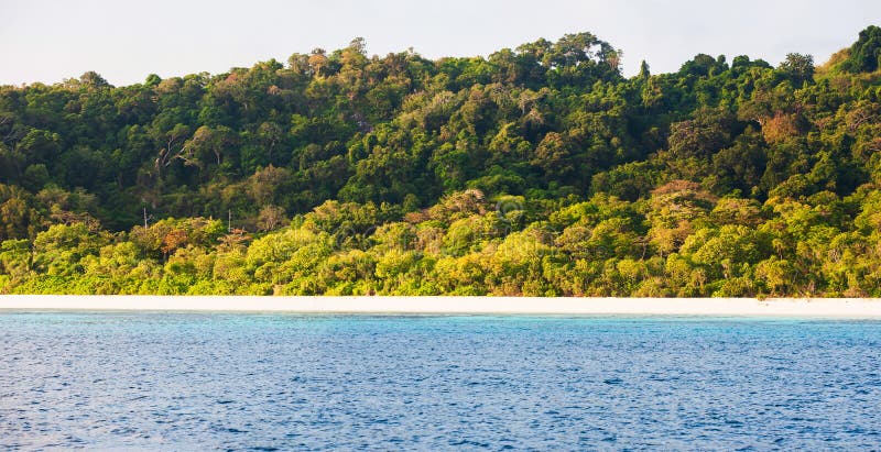 Paisaje sereno de la isla tropical en verano, un paisaje marino soleado tranquilo de las islas de Similan, Tailandia imágenes de archivo libres de regalías Paisaje sereno de la isla tropical en verano, un paisaje marino soleado tranquilo de las islas de Similan, Tailandia imágenes de archivo libres de regalías