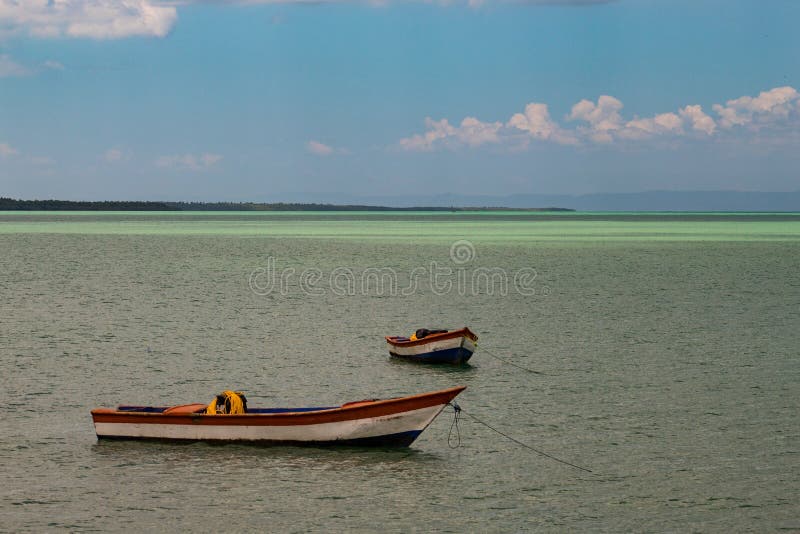 Paisaje t?pico del para?so tropical: barcos de madera coloreados atracados en el mar Bah?a de Miches o laguna de marcha del La de imagen de archivo Paisaje t?pico del para?so tropical: barcos de madera coloreados atracados en el mar Bah?a de Miches o laguna de marcha del La de imagen de archivo