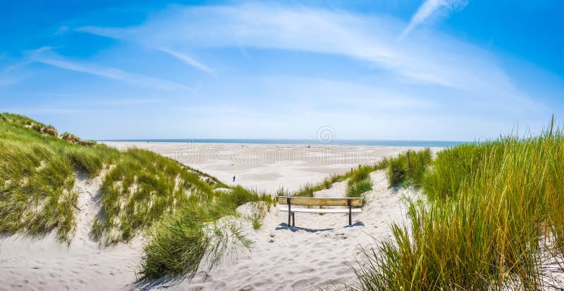 Paisaje tranquilo hermoso y Long Beach de la duna en Mar del Norte, Alemania