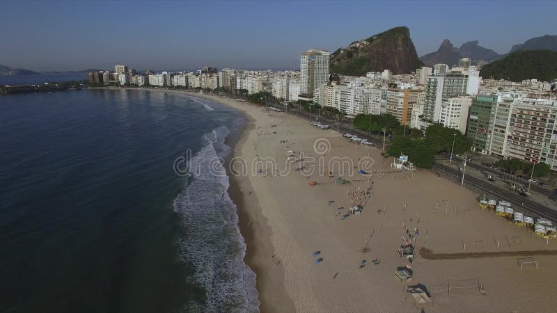 Paisaje tropical hermoso de la playa, edificios de lujo en la playa de Copacabana Ciudad maravillosa a visitar