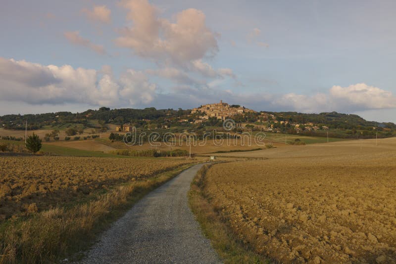 Paisaje típico de Toscana en otoño fotos de archivo libres de regalías Paisaje típico de Toscana en otoño fotos de archivo libres de regalías