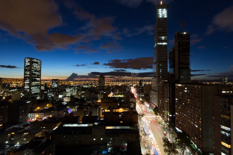 Paisaje urbano azul de la hora de Bogotá foto de archivo libre de regalías Paisaje urbano azul de la hora de Bogotá foto de archivo libre de regalías