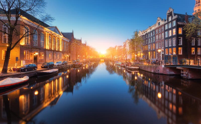 Paisaje urbano colorido en la puesta del sol en Amsterdam, Países Bajos imagenes de archivo Paisaje urbano colorido en la puesta del sol en Amsterdam, Países Bajos imagenes de archivo