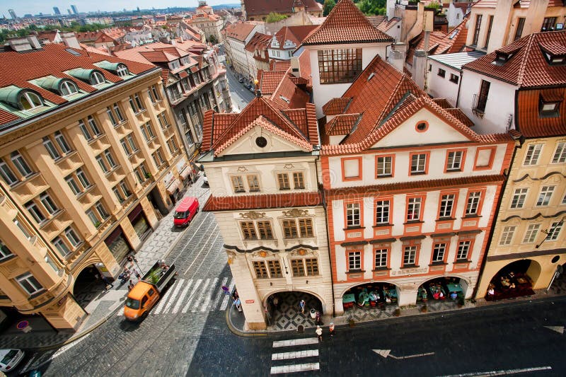 Paisaje urbano con los tejados tejados rojos y las casas barrocas de la ciudad histórica Praga Registro del patrimonio mundial de imagenes de archivo Paisaje urbano con los tejados tejados rojos y las casas barrocas de la ciudad histórica Praga Registro del patrimonio mundial de imagenes de archivo