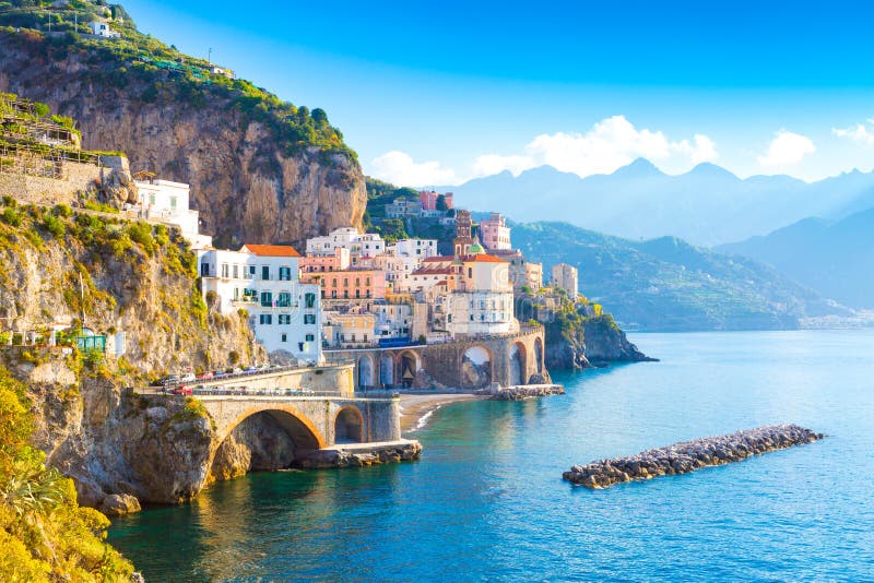 Paisaje urbano de Amalfi en la línea de la costa de mar Mediterráneo, Italia