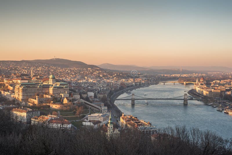 Paisaje Urbano De Budapest, Hungría En La Puesta Del Sol Foto de