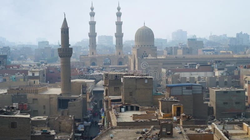 Paisaje urbano de El Cairo islámico con los alminares altos