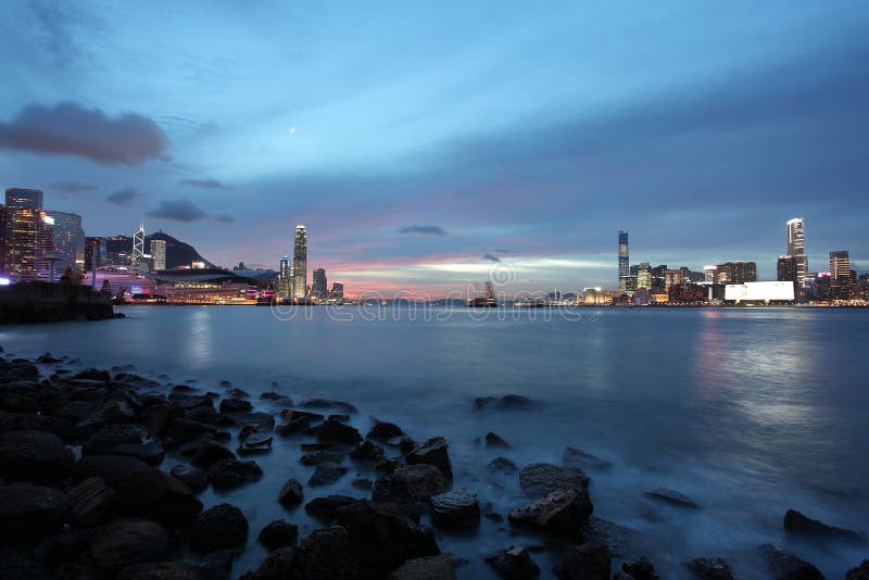 Paisaje urbano de Hong-Kong en la noche fotografía de archivo Paisaje urbano de Hong-Kong en la noche fotografía de archivo