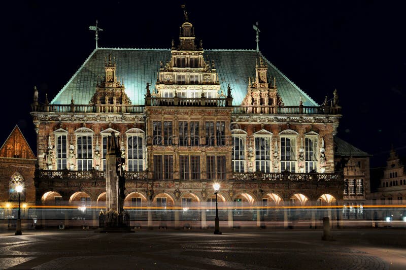 Paisaje urbano de la noche, Pasillo Luz de la tarde del ayuntamiento de Bremen fotografía de archivo libre de regalías Paisaje urbano de la noche, Pasillo Luz de la tarde del ayuntamiento de Bremen fotografía de archivo libre de regalías