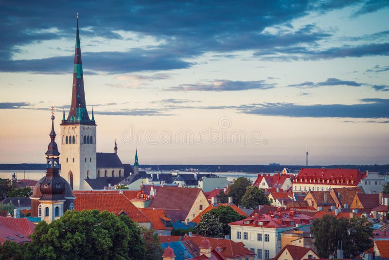 Paisaje urbano de la primavera de la ciudad vieja Tallinn, Estonia fotos de archivo Paisaje urbano de la primavera de la ciudad vieja Tallinn, Estonia fotos de archivo