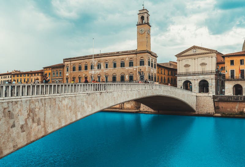 Paisaje urbano de Pisa con el río y el puente de Ponte di Mezzo, Italia de Arno foto de archivo libre de regalías Paisaje urbano de Pisa con el río y el puente de Ponte di Mezzo, Italia de Arno foto de archivo libre de regalías