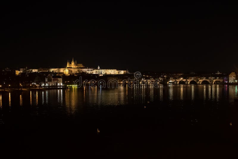 Paisaje urbano de Praga en la noche imagen de archivo libre de regalías Paisaje urbano de Praga en la noche imagen de archivo libre de regalías