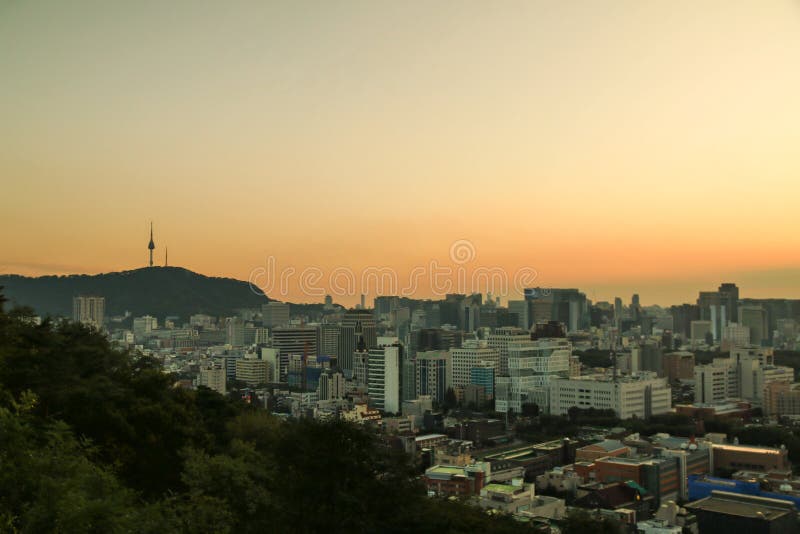 paisaje urbano de Seúl con puesta del sol hermosa, capital de la Corea del Sur fotos de archivo libres de regalías paisaje urbano de Seúl con puesta del sol hermosa, capital de la Corea del Sur fotos de archivo libres de regalías