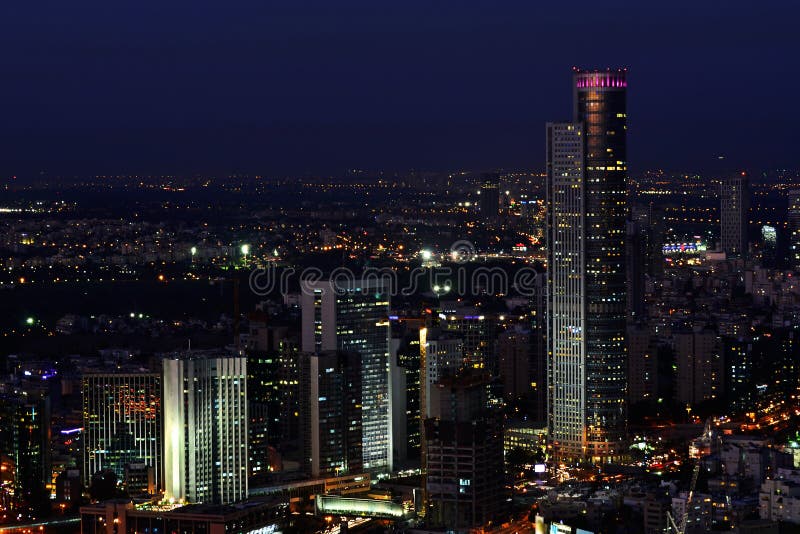 Paisaje urbano de Tel Aviv en la noche imagen de archivo libre de regalías Paisaje urbano de Tel Aviv en la noche imagen de archivo libre de regalías