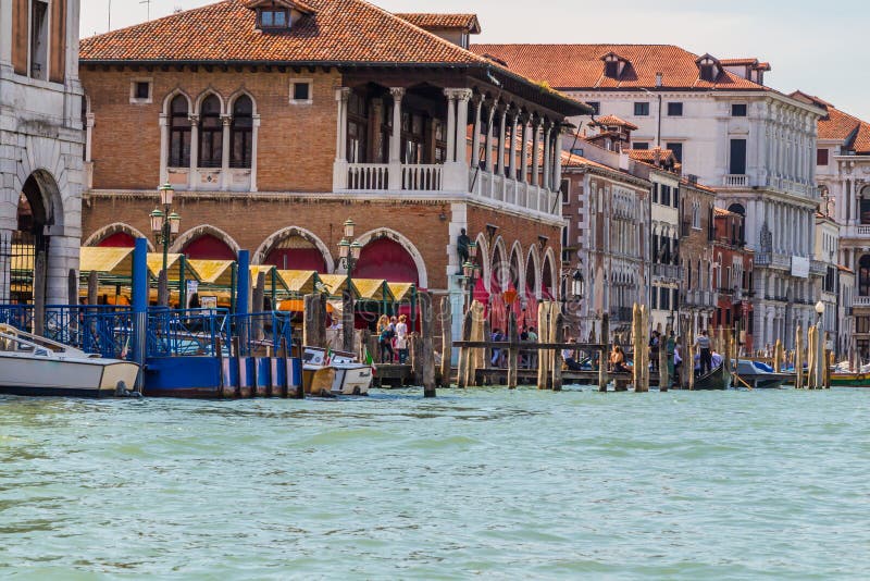 Resultado de imagen de venecia edificios agua