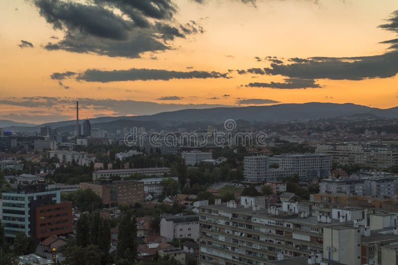 Paisaje urbano de Zagreb en la puesta del sol fotografía de archivo Paisaje urbano de Zagreb en la puesta del sol fotografía de archivo