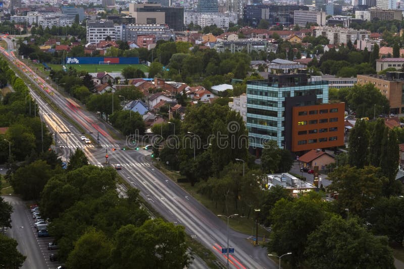 Paisaje urbano de Zagreb en la puesta del sol imagenes de archivo Paisaje urbano de Zagreb en la puesta del sol imagenes de archivo