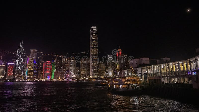 Paisaje urbano, edificio y transbordador de Hong Kong cerca del río de Victoria fotografía de archivo libre de regalías Paisaje urbano, edificio y transbordador de Hong Kong cerca del río de Victoria fotografía de archivo libre de regalías