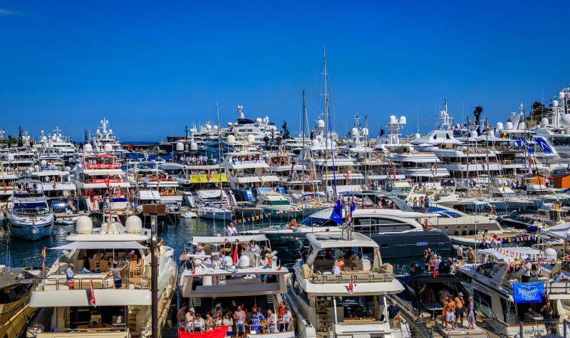 Paisaje urbano frente al mar con yates de lujo en monte carlo marina monaco imágenes de archivo libres de regalías