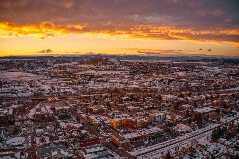 Paisaje urbano nevado al atardecer con vibrantes cielos. foto de archivo
