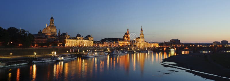 Paisaje urbano panorámico en la noche, Dresden, Alemania. fotografía de archivo