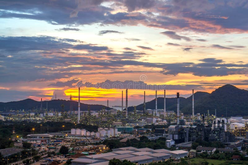 Paisaje urbano petroquímico de la planta de fábrica de la refinería de petróleo de la puesta del sol hermosa fotografía de archivo libre de regalías Paisaje urbano petroquímico de la planta de fábrica de la refinería de petróleo de la puesta del sol hermosa fotografía de archivo libre de regalías