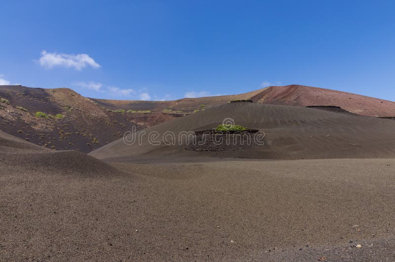 Paisaje volcánico en Timanfaya fotografía de archivo libre de regalías Paisaje volcánico en Timanfaya fotografía de archivo libre de regalías