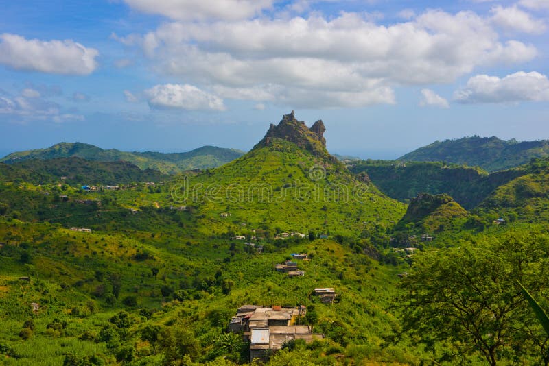 Paisaje volcánico y fértil de Cabo Verde, casas rurales, Santiago Island foto de archivo libre de regalías Paisaje volcánico y fértil de Cabo Verde, casas rurales, Santiago Island foto de archivo libre de regalías