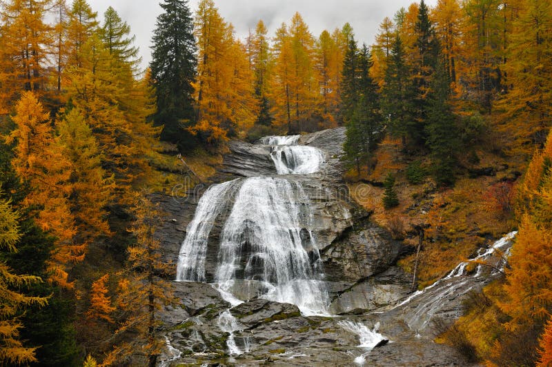 Paisaje y cascada del otoño de las montañas foto de archivo libre de regalías Paisaje y cascada del otoño de las montañas foto de archivo libre de regalías
